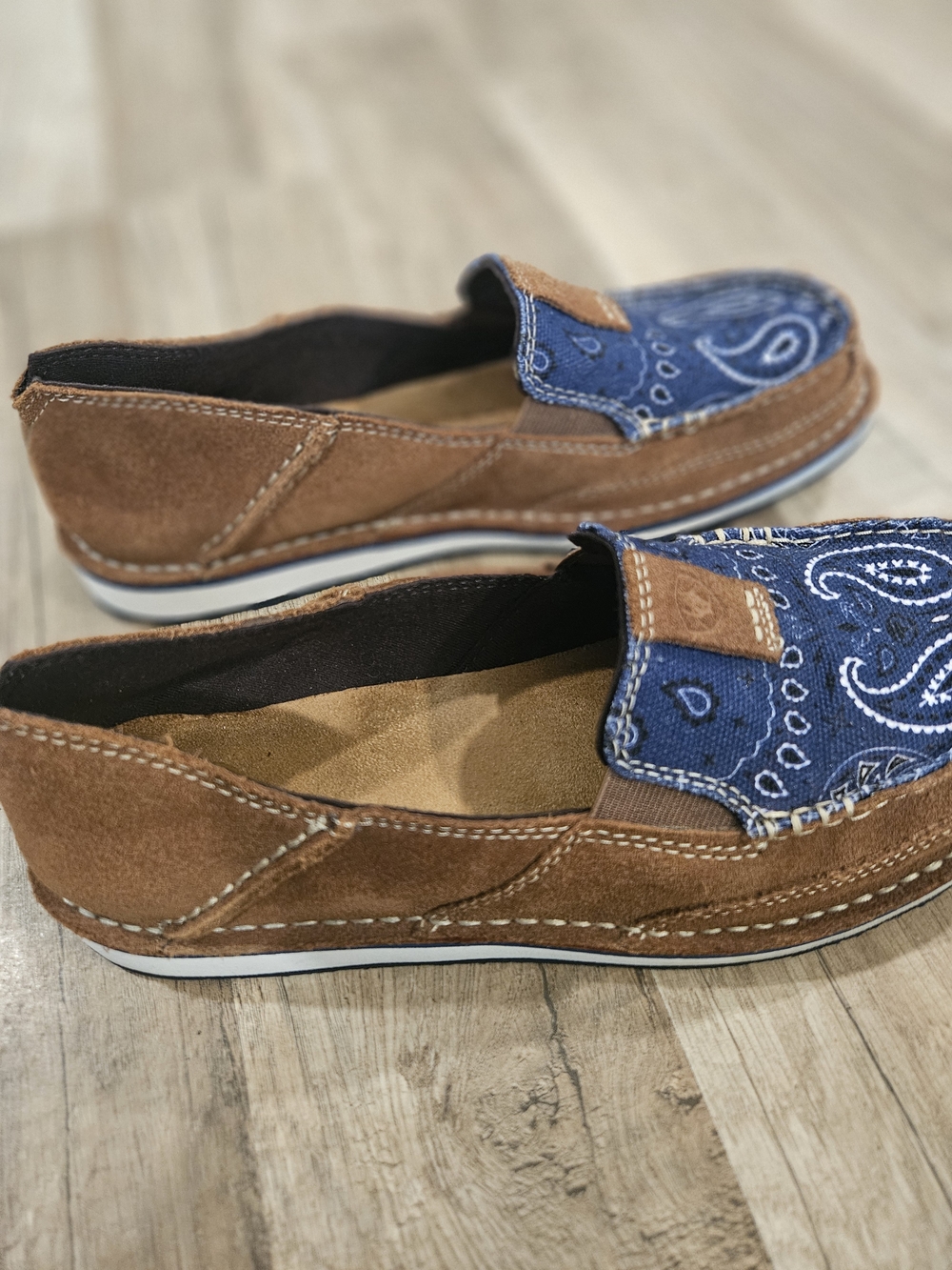 Ariat Brown And Blue Paisley Cruisers - Picture 3 of 4